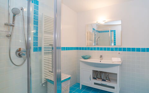 Mare Blù: Idraulico Fixture, Specchio, Lavello, Proprietà, Soffione Doccia, Rubinetto, Blu, Bagno, Azzurro, Pannello Doccia
