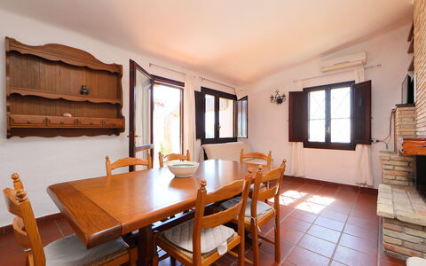 Costa Rei 651: Tavolo, Mobilia, Proprietà, Costruzione, Finestra, Sedia, Legna, Pavimentazione, Interior Design, Cucina