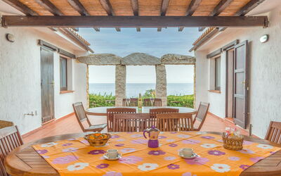 Costa Rei 651: Tavolo, Mobilia, Proprietà, Costruzione, Sedia, Finestra, Pianta, Azzurro, Divano, Legna