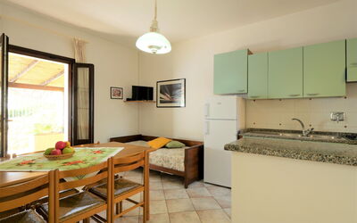 Oasis 1 630.2: Mobilia, Tavolo, Cabinetry, Controsoffitto, Cucina, Finestra, Legna, Cucina Stufa, Sedia, Pavimentazione