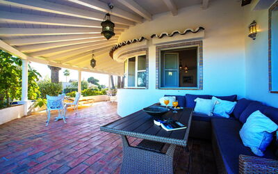 Luz Romana A1 603.4: Blu, Tavolo, Azzurro, Divano, Architettura, Pianta, Interior Design, Soggiorno, Pavimento, Pavimentazione