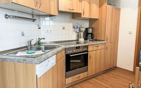 Villa Imperator: Cabinetry, Controsoffitto, Lavandino Della Cucina, Lavello, Costruzione, Cucina Stufa, Rubinetto, Cucina, Legna, Elettrodomestico Da Cucina