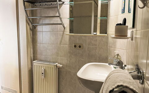 Bergstraße: Idraulico Fixture, Pavimentazione, Lavello, Interior Design, Lavandino Del Bagno, Rubinetto, Pavimento, Idraulico, Bagno, Camera