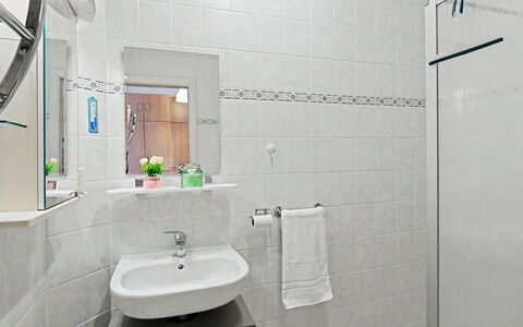 Bergstraße: Idraulico Fixture, Bagno, Lavandino Del Bagno, Interior Design, Lavello, Pavimentazione, Rubinetto, Pavimento, Idraulico, Camera