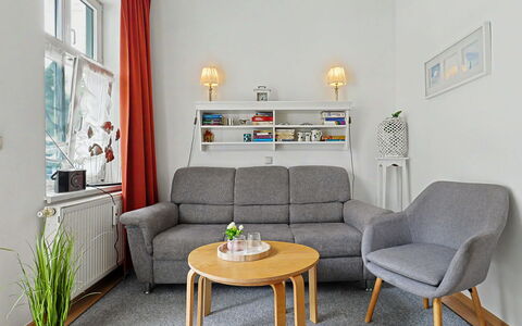 Bergstraße: Mobilia, Interior Design, Pavimentazione, Divano, Pavimento, Soggiorno, Legna, Tavolo, Camera, Sedia