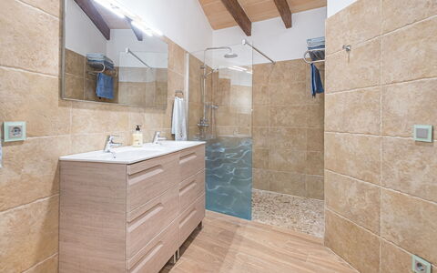 Cordella: Rubinetto, Idraulico Fixture, Proprietà, Mobiletto Del Bagno, Lavello, Specchio, Cabinetry, Bagno, Legna, Interior Design