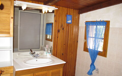 Les Campaou: Specchio, Rubinetto, Mobiletto Del Bagno, Cabinetry, Lavello, Proprietà, Idraulico Fixture, Lavandino Del Bagno, Bagno, Legna