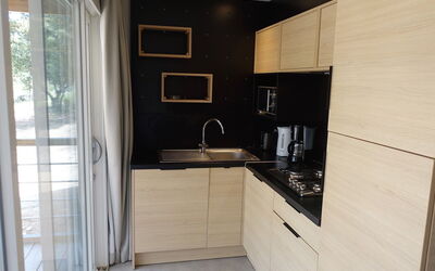 Cala di Sole 607.5: Lavello, Proprietà, Controsoffitto, Rubinetto, Cabinetry, Lavandino Della Cucina, Idraulico Fixture, Legna, Cucina, Interior Design