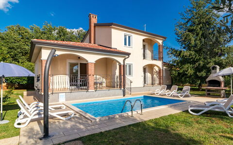 Lara: Cielo, Costruzione, Pianta, Finestra, Piscina, Casa, Albero, Sedia, Nube, Porta