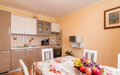 Lara: Camera, Proprietà, Mobilia, Interior Design, Costruzione, Pavimento, Giallo, Soffitto, Casa, Immobiliare