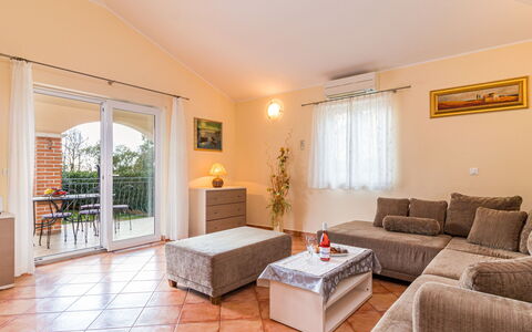 Lara: Camera, Proprietà, Mobilia, Costruzione, Interior Design, Soggiorno, Immobiliare, Pavimento, Casa, Tavolo