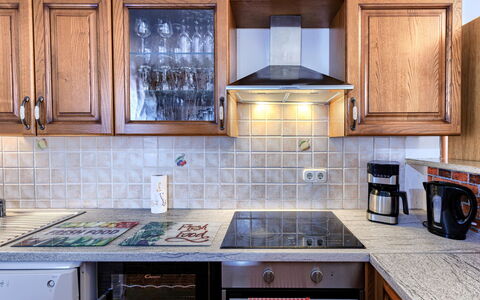 Sandra: Cucina, Elettrodomestico Da Cucina, Controsoffitto, Cabinetry, Apparecchio Major, Lavandino Della Cucina, Elettrodomestico, Legna, Pavimentazione, Interior Design