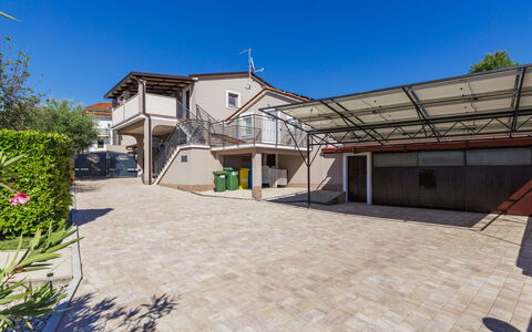 Sandra: Zona Residenziale, Casa, Shade, Calcestruzzo, Driveway, Flagstone, Balcone, Passerella, Cortile, Struttura Esterna
