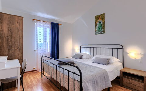 Sandra: Letto, Mobilia, Interior Design, Camera Da Letto, Bedding, Lenzuolo, Camera, Soffitto, Pavimento, Legna