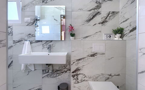 Sandra: Interior Design, Idraulico Fixture, Pavimentazione, Pavimento, Bagno, Rubinetto, Idraulico, Piastrella, Lavello, Materiale Composito