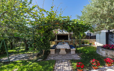 Sandra: Shade, Giardino, Landscaping, Flagstone, Cortile, Vaso Di Fiori, Passerella, Cortile, Backyard
