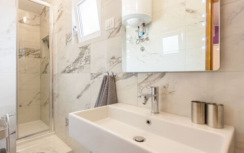 Sandra: Specchio, Rubinetto, Idraulico Fixture, Proprietà, Lavello, Vasca Da Bagno, Bagno, Lavandino Del Bagno, Interior Design