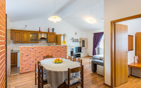 Sandra: Tavolo, Mobilia, Proprietà, Sedia, Cabinetry, Legna, Interior Design, Arancia, Cucina, Controsoffitto