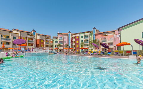 Caorle 647: Acqua, Cielo, Costruzione, Proprietà, Piscina, Azzurro, Casa, Finestra, Tempo Libero, Condominio