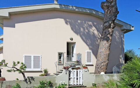 Castiglioncello 641: Pianta, Costruzione, Proprietà, Cielo, Finestra, Albero, Casa, Shade, Parete, Zona Residenziale
