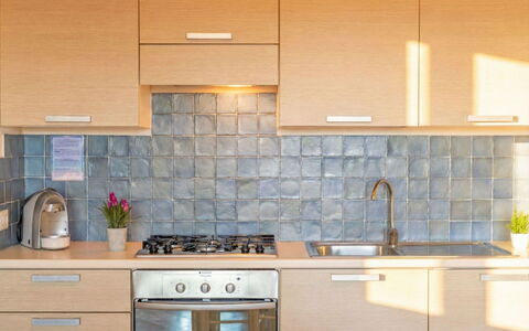 Porto Pozzo 618: Cucina, Controsoffitto, Elettrodomestico Da Cucina, Cabinetry, Pavimentazione, Apparecchio Major, Interior Design, Lavandino Della Cucina, Pavimento, Piastrella
