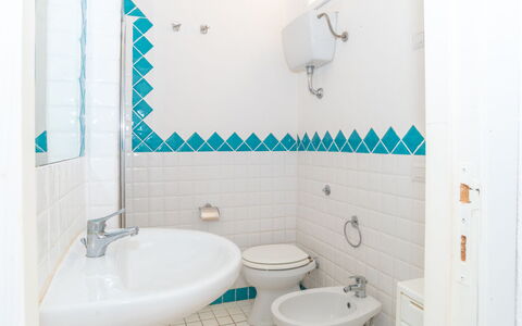 Cannigione 614: Specchio, Idraulico Fixture, Lavello, Proprietà, Lavandino Del Bagno, Fotografia, Rubinetto, Bianca, Bagno, Viola