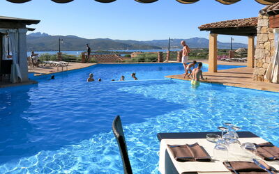 Porto Rotondo 644: Acqua, Piscina, Azzurro, Cielo, Sedia, Tempo Libero, Mobili Da Esterno, Divertimento, Ricreazione