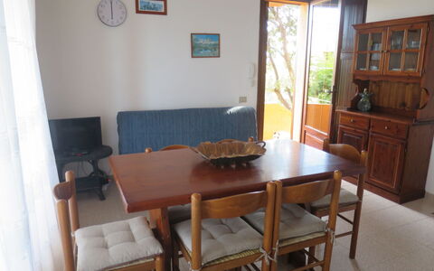 Porto Corallo 612: Mobilia, Legna, Pavimentazione, Tavolo, Sedia, Sala Da Pranzo, Interior Design, Cucina & Sala Da Pranzo Tavolo, Pavimento, Marrone