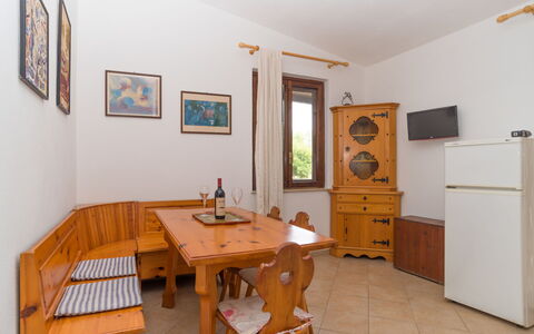 Valle degli Oleandri (Rei185): Mobilia, Cabinetry, Proprietà, Tavolo, Legna, Sedia, Cornice, Interior Design, Costruzione, Pavimentazione