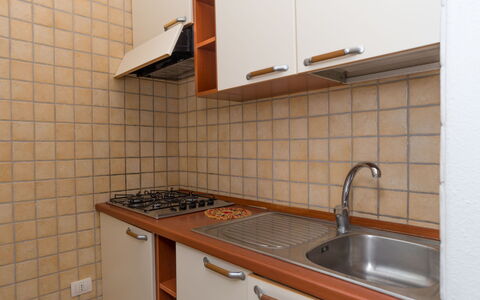Valle degli Oleandri (Rei185): Lavandino Della Cucina, Rubinetto, Controsoffitto, Cabinetry, Proprietà, Lavello, Idraulico Fixture, Cucina, Costruzione, Interior Design