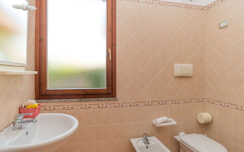 Case Stelle Marine (Rei217): Specchio, Idraulico Fixture, Proprietà, Rubinetto, Fotografia, Lavello, Lavandino Del Bagno, Bianca, Bagno, Finestra