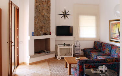 Rei Sole (Rei305) 641.6: Camera, Mobilia, Proprietà, Soggiorno, Interior Design, Costruzione, Casa, Pavimento, Parete, Tavolo