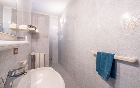 Capoliveri 671: Proprietà, Vasca Da Bagno, Idraulico Fixture, Bagno, Rubinetto, Interior Design, Specchio, Lavandino Del Bagno, Pavimentazione, Costruzione