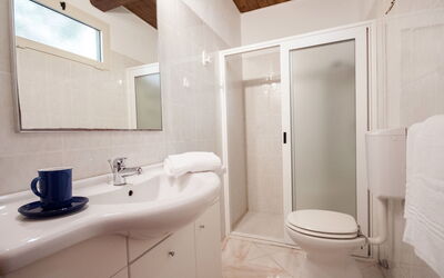 Piccola Oasi 7 674.6: Specchio, Rubinetto, Idraulico Fixture, Lavello, Proprietà, Lavandino Del Bagno, Mobiletto Del Bagno, Bagno, Viola, Legna
