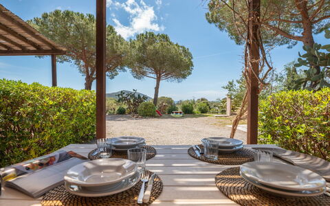 Elbamar Lacona 2: Cielo, Pianta, Proprietà, Tavola, Tavolo, Dishware, Shade, Mobili Da Esterno, Arecales, Nube