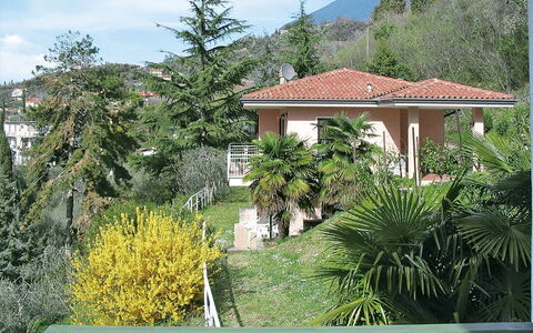 Malcesine 601: Arbusto, Zona Residenziale, Casa, Giardino, Hacienda, Estate, Sempreverde, Villa