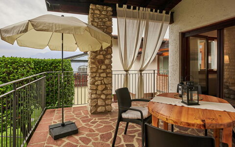 Rocchetta: Tavolo, Mobilia, Pianta, Sedia, Costruzione, Legna, Ombrello, Shade, Architettura, Mobili Da Esterno