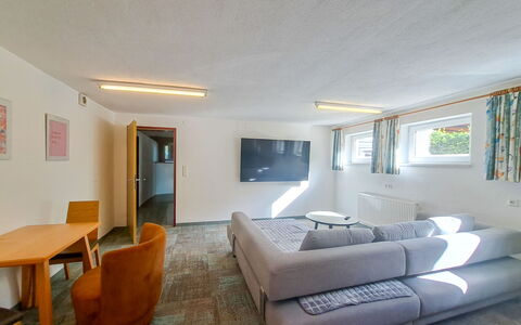 Zell am Ziller 685: Interior Design, Pavimentazione, Mobilia, Soffitto, Legna, Pavimento, Camera, Divano, Illuminazione, Soggiorno