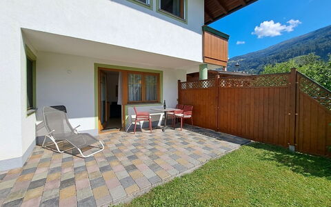 Zell am Ziller 685: Color Legno, Giardino, Shade, Flagstone, Latifoglie, Landscaping, Cortile, Eco Hotel, Cortile, Backyard