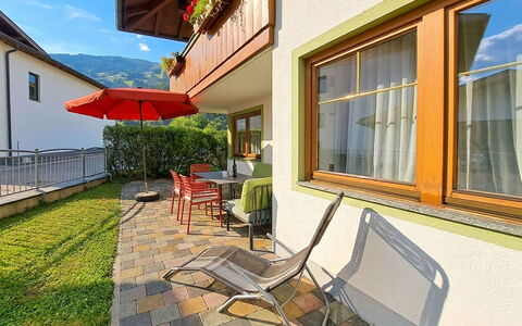 Zell am Ziller 685: Pianta Della Casa, Color Legno, Vaso Di Fiori, Eco Hotel, Sedia, Balcone, Shade, Cortile, Landscaping, Villa