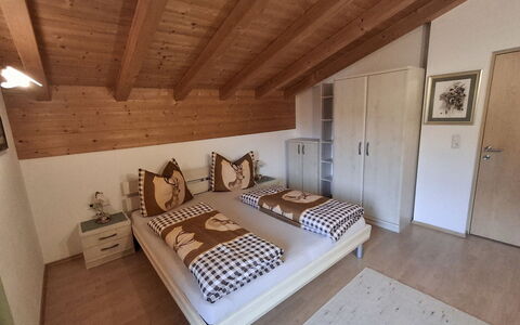 Reichegger: Legna, Interior Design, Mobilia, Soffitto, Camera Da Letto, Appartamento, Pavimento, Letto, Camera, Color Legno