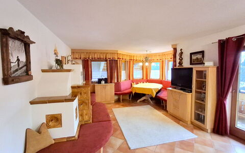 Reichegger: Legna, Interior Design, Mobilia, Pavimento, Camera, Soggiorno, Color Legno, Soffitto, Latifoglie