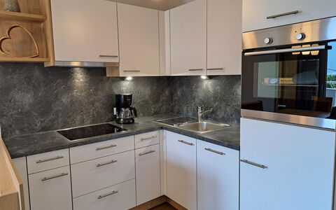 Mayrhofen 788: Cabinetry, Controsoffitto, Lavandino Della Cucina, Proprietà, Lavello, Costruzione, Cucina, Rubinetto, Cucina Stufa, Elettrodomestico Da Cucina