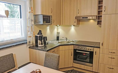 Daheim – Edelweiß 607.3: Mobilia, Cucina, Legna, Controsoffitto, Elettrodomestico Da Cucina, Apparecchio Major, Interior Design, Pavimentazione, Cabinetry, Lavello