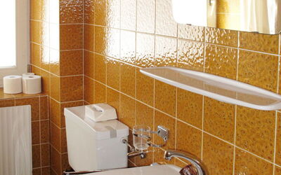 Altes Zollhaus 628.1: Marrone, Rubinetto, Idraulico Fixture, Lavello, Proprietà, Lavandino Del Bagno, Luce, Bagno, Architettura