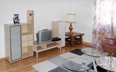 Altes Zollhaus 628.2: Proprietà, Mobilia, Tavolo, Divano, Legna, Interior Design, Scaffalature, Pavimento, Pavimentazione, Soggiorno