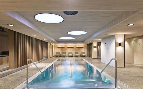 Kals am Großglockner 649: Acqua, Costruzione, Piscina, Interior Design, Pavimento, Immobiliare, Arte, Soffitto, Bicchiere