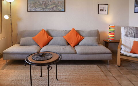 Edelweiss: Mobilia, Pavimentazione, Divano, Pavimento, Interior Design, Soggiorno, Sedia, Cuscino, Comfort