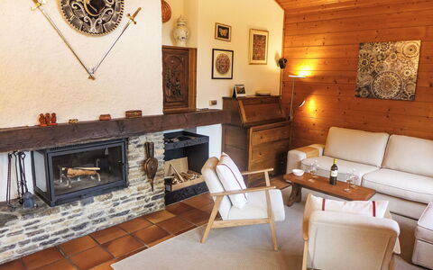 Les Clarines: Mobilia, Interior Design, Pavimentazione, Divano, Legna, Soggiorno, Pavimento, Camera, Soffitto, Sedia
