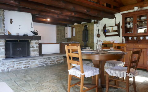 Rustico Girasole: Mobilia, Proprietà, Tavolo, Sedia, Costruzione, Legna, Cabinetry, Interior Design, Pavimento, Pavimentazione
